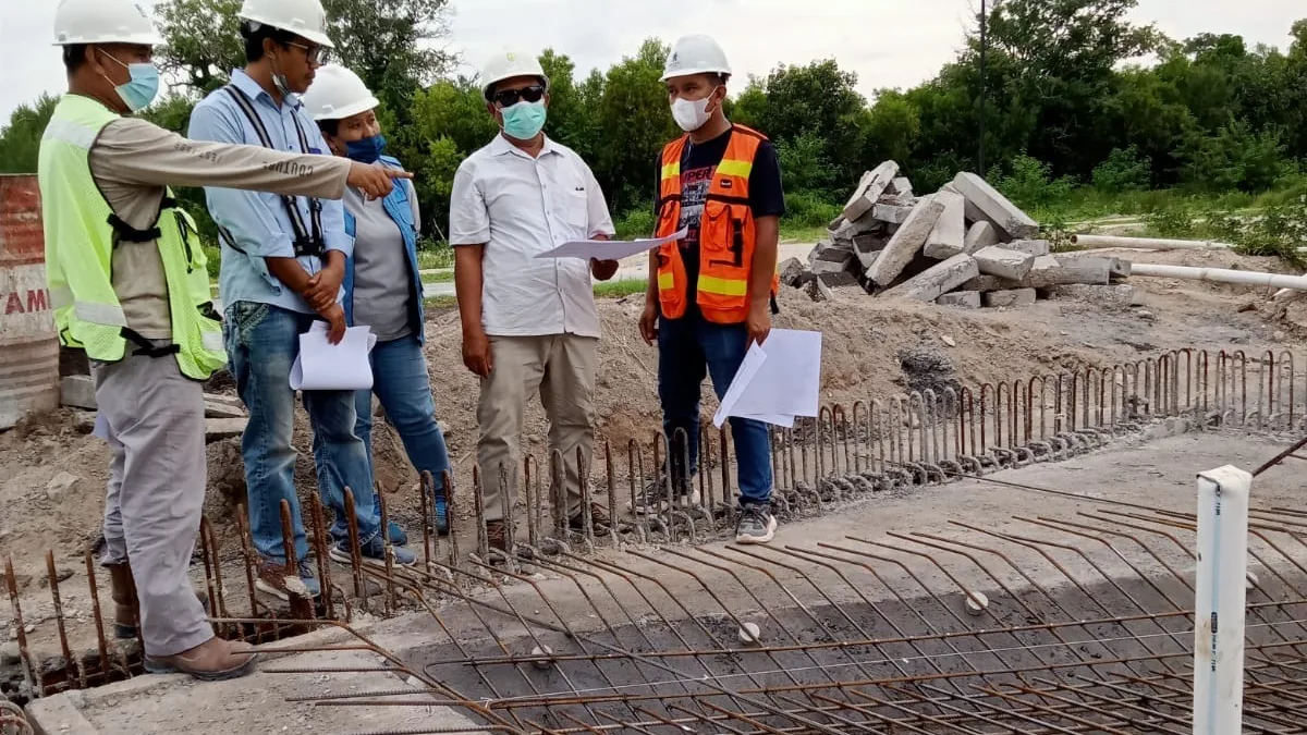 Tim CV Artha Buana Construction memeriksa pekerjaan pembesian dan beton di lokasi proyek